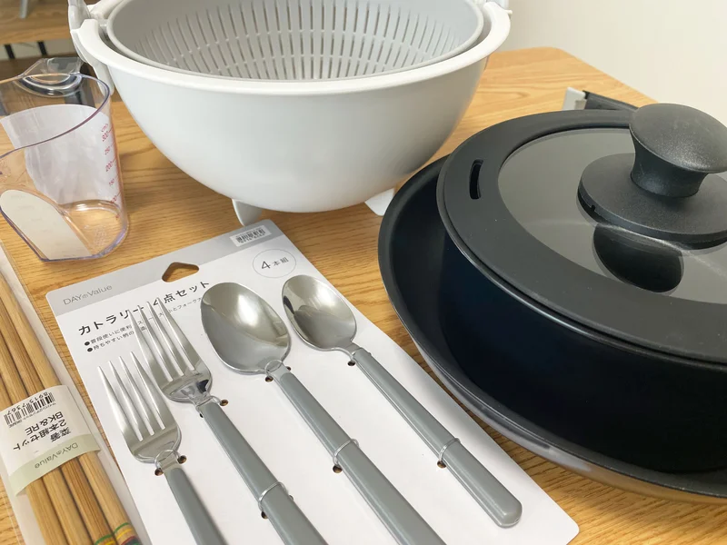 カトラリー、調理器具など。デザイン・種類などが変わる事がございます。