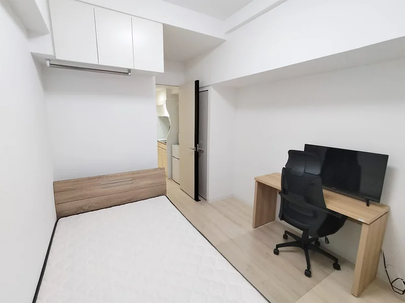 写真はお部屋のイメージです。ラグなどの室内装飾はございません。