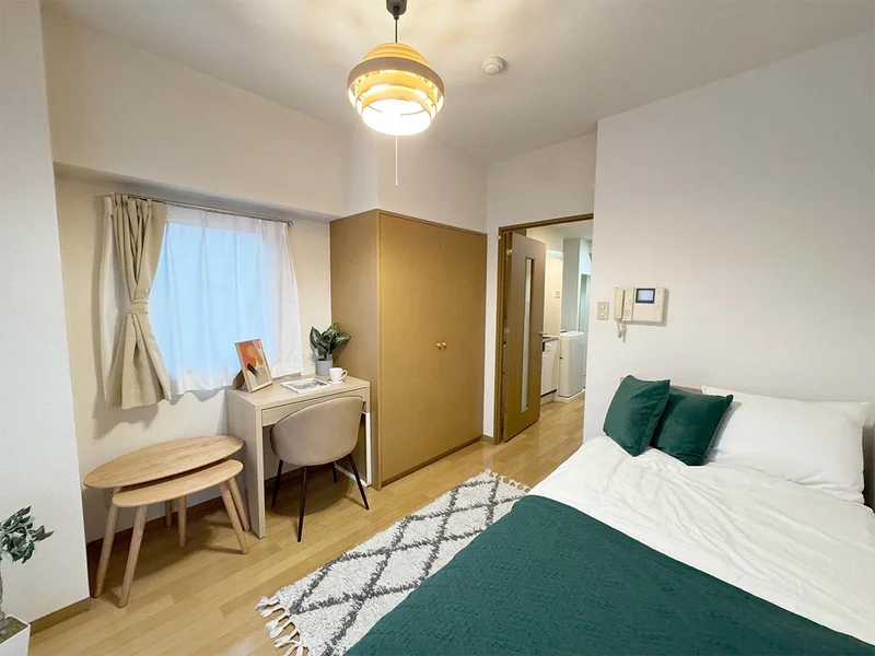 写真はお部屋のイメージです。ラグなどの室内装飾はございません。