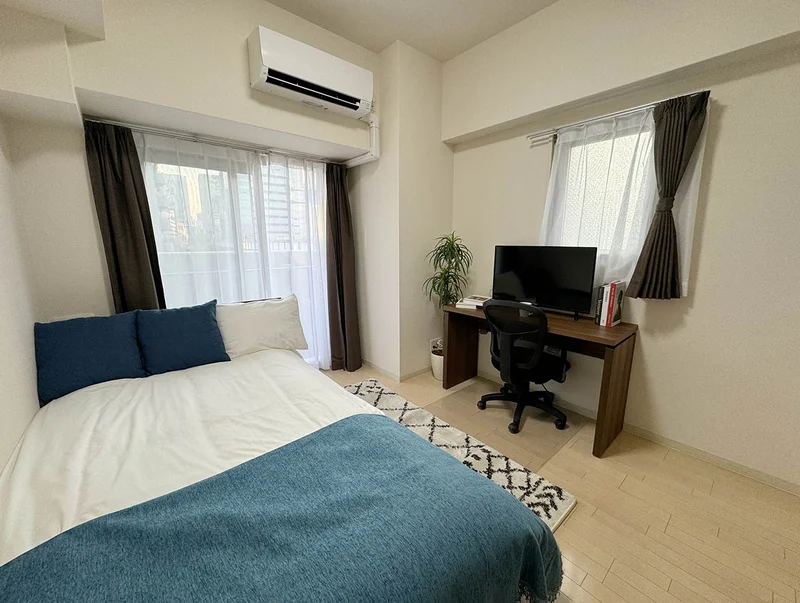 写真はお部屋のイメージです。ラグなどの室内装飾はございません。