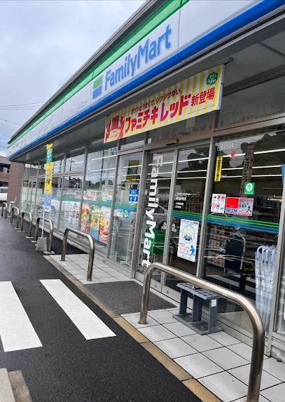 ファミリーマート 桑名駅西店まで車で6分