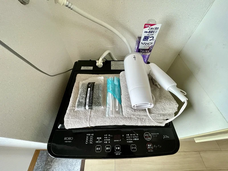 コインランドリーへ行く手間とコストを省く室内洗濯機。自分の好きなタイミングで洗濯ができ、プライバシーを守りながら清潔な日常を維持できる、マンスリー生活の必須アイテムです。