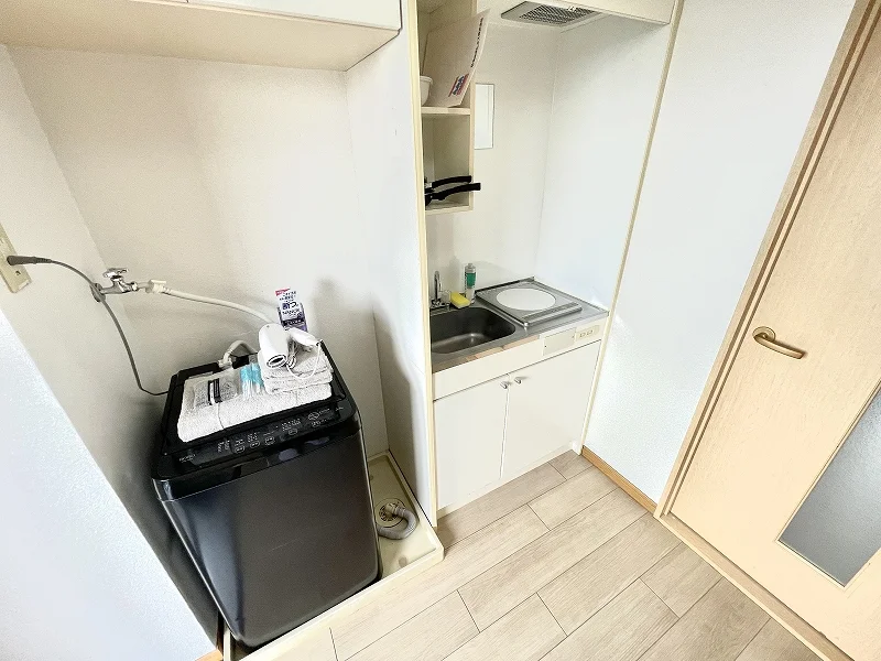 フラットなIHコンロは、使用後の一拭きで清掃が完了する「時短設備」の代表格。火災リスクを最小限に抑えつつ、自炊派のゲストにも満足いただける火力と作業スペースを確保しており、長期滞在の食生活を支えます。