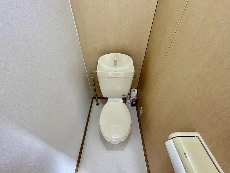 セパレート（バス・トイレ別）仕様は、日本人ゲストが最も重視するポイントの一つ。清潔感溢れるホワイトトーンで統一され、毎日のリフレッシュタイムを清潔かつ快適に過ごせるハイグレードな衛生環境を提供します。
