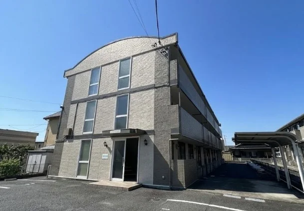 玄関から居室が見えにくいクランク動線や、水回りの集中配置がプライバシーを確保。限られた面積を最大限に活かす収納配置により、実際の平米数以上の開放感を得られる「空間マジック」が施されています。