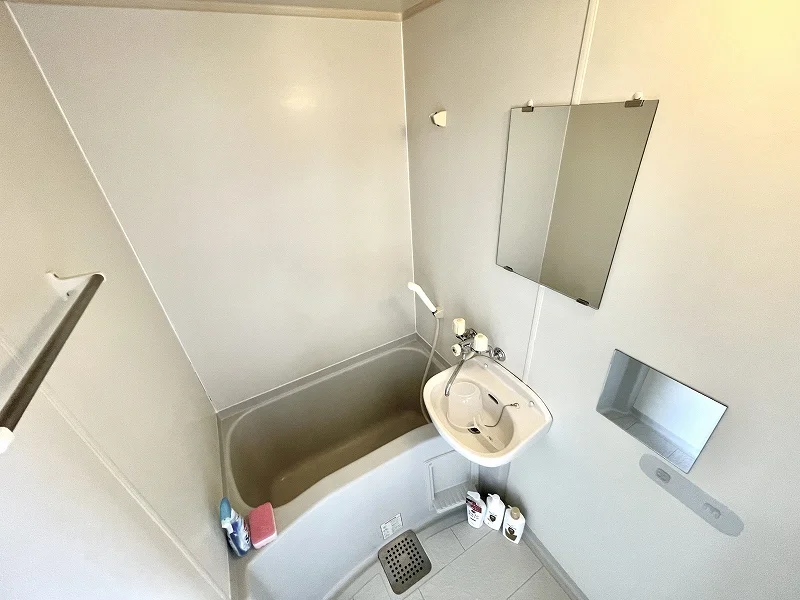 一日の疲れを癒やすバスルームは、十分な深さのある浴槽を採用。シャワー派も湯船派も納得の清潔感があり、ビジネスの戦場から解き放たれる「プライベート・サウナ」のようなリラックスタイムを約束します。