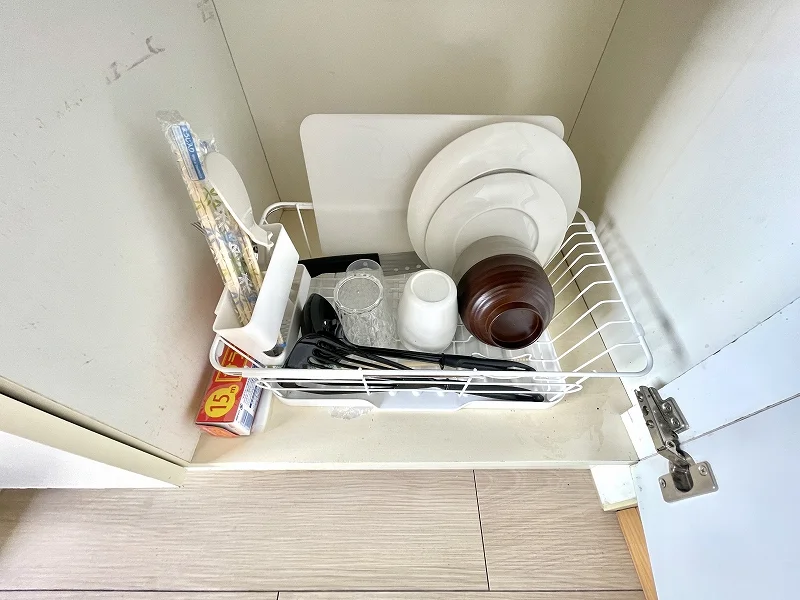 コンパクトながら上下に収納を備えた機能的なキッチン。調理器具一式が完備されているため、入居したその日から「四日市の日常」を始められます。生活感を感じさせない洗練されたデザインが、都会的な暮らしを演出します。