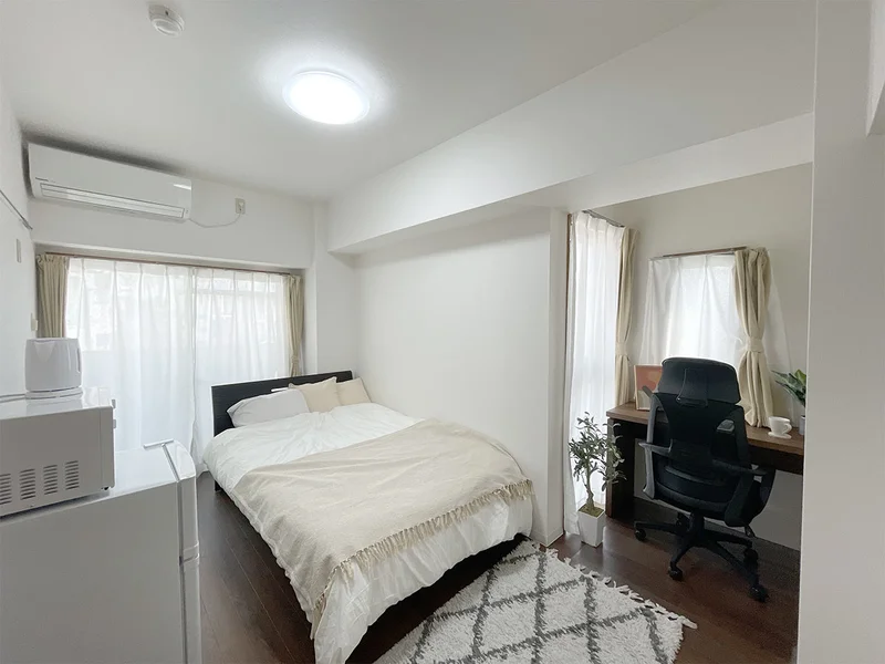 写真はお部屋のイメージです。ラグなどの室内装飾はございません。