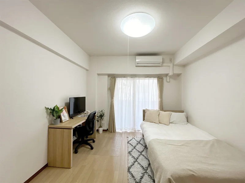 写真はお部屋のイメージです。ラグなどの室内装飾はございません。