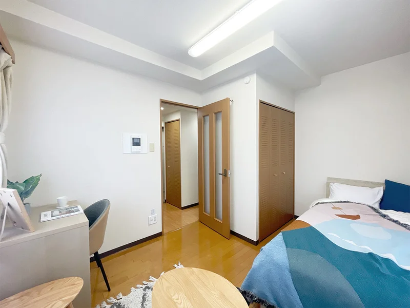 写真はお部屋のイメージです。ラグなどの室内装飾はございません。