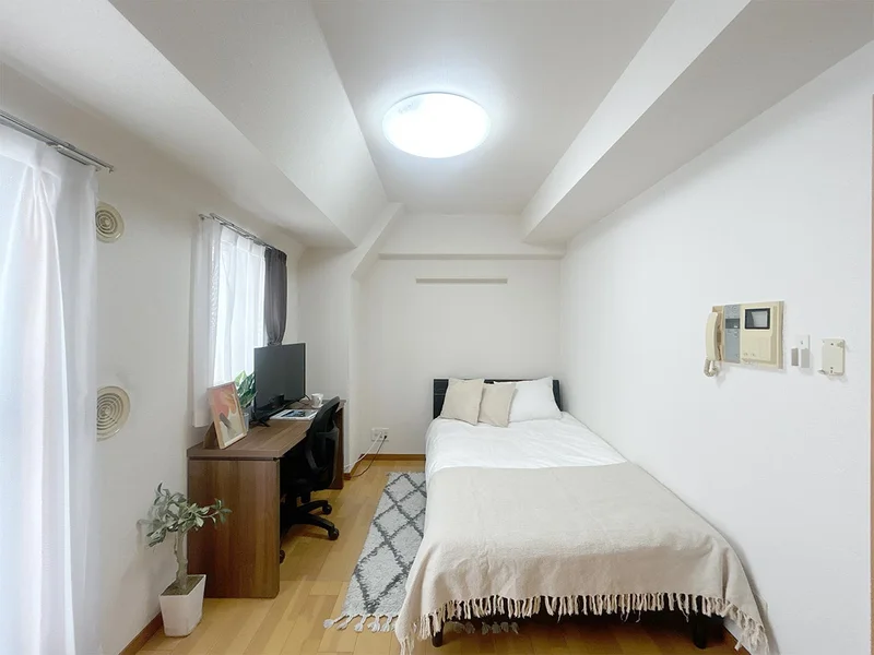 写真はお部屋のイメージです。ラグなどの室内装飾はございません。