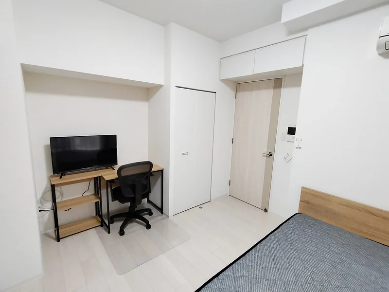 写真はお部屋のイメージです。ラグなどの室内装飾はございません。