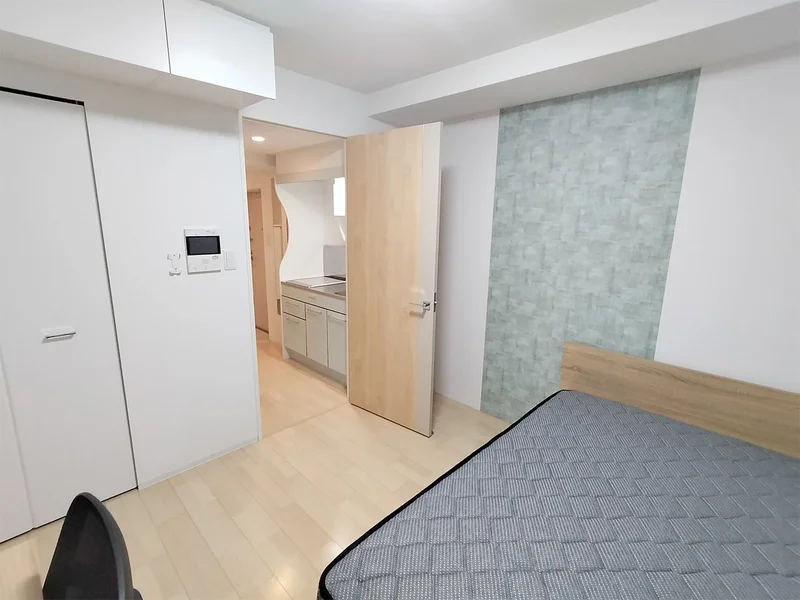 写真はお部屋のイメージです。ラグなどの室内装飾はございません。