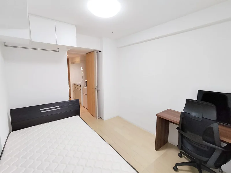 写真はお部屋のイメージです。ラグなどの室内装飾はございません。