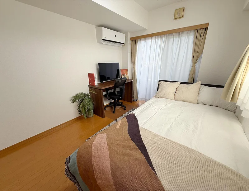 写真はお部屋のイメージです。ラグなどの室内装飾はございません。