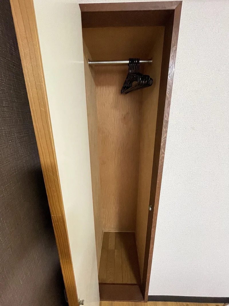 収納スペースも広く、長期滞在でも安心！！嬉しいポール付☆☆