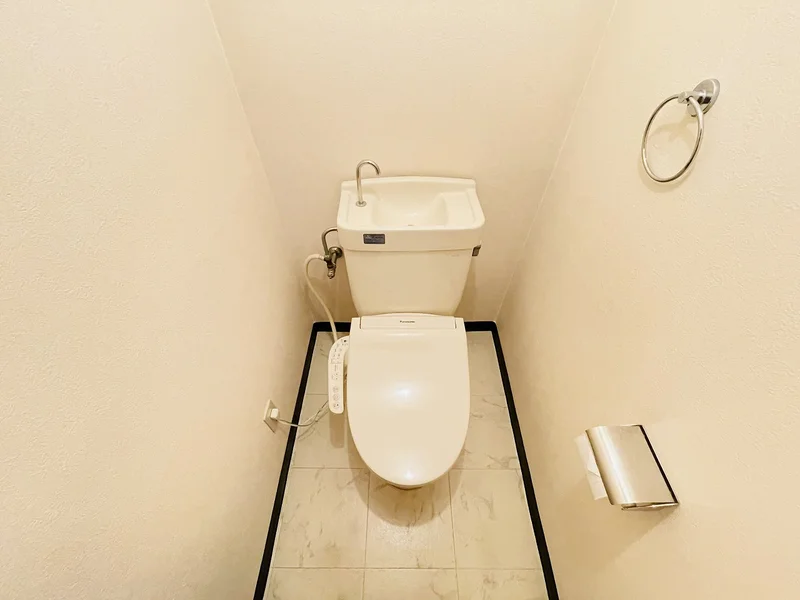 ウォシュレットつきのトイレです。老若男女皆様に安心してご利用いただけますね☆トイレにもトイレ用洗剤とトイレ用ブラシをご用意しておりますので長期ご利用の場合の気になる汚れなどもお掃除して頂けます＾＾