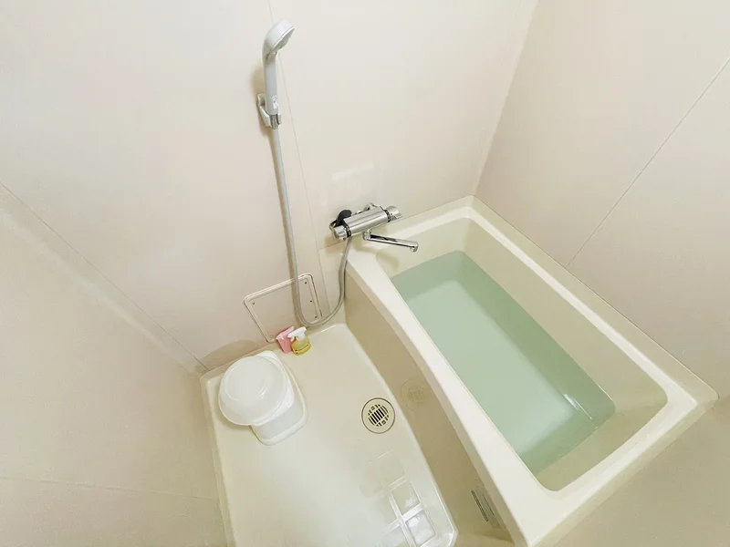 バストイレは別♪バスルームには風呂桶・風呂イス・風呂用洗剤・スポンジをご用意しておりますのでぜひご活用ください！