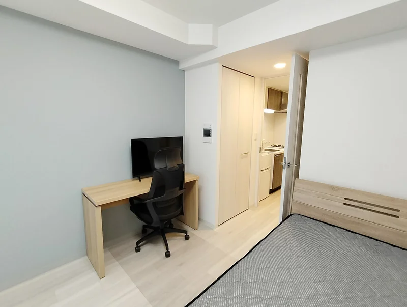 写真はお部屋のイメージです。ラグなどの室内装飾はございません。