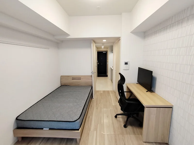 写真はお部屋のイメージです。ラグなどの室内装飾はございません。