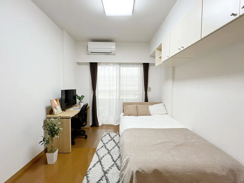 写真はお部屋のイメージです。ラグなどの室内装飾はございません。