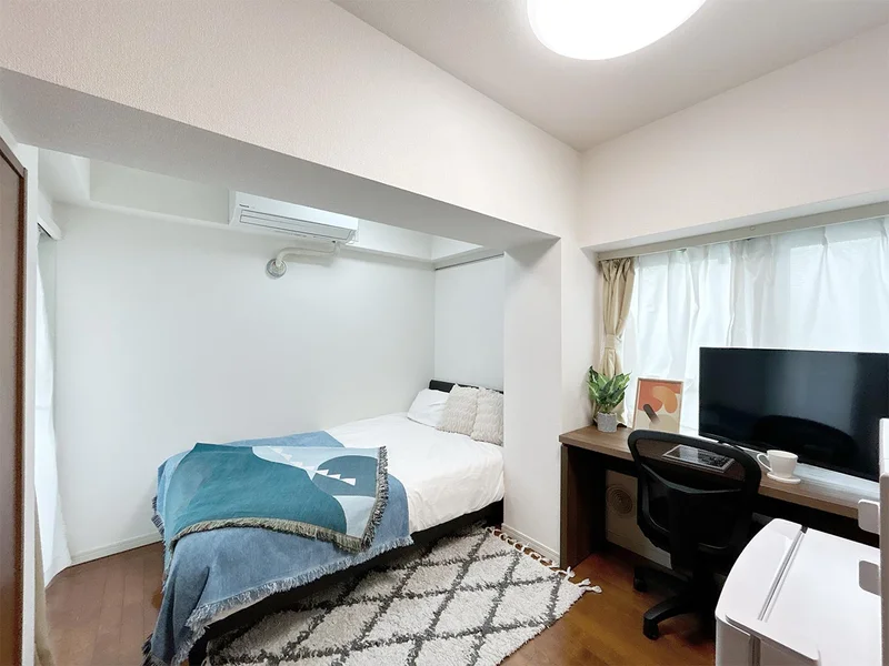 写真はお部屋のイメージです。ラグなどの室内装飾はございません。