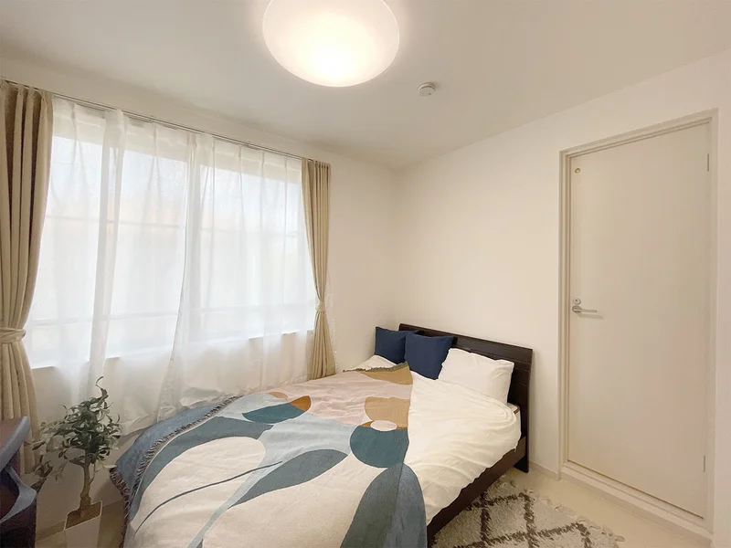 写真はお部屋のイメージです。ラグなどの室内装飾はございません。