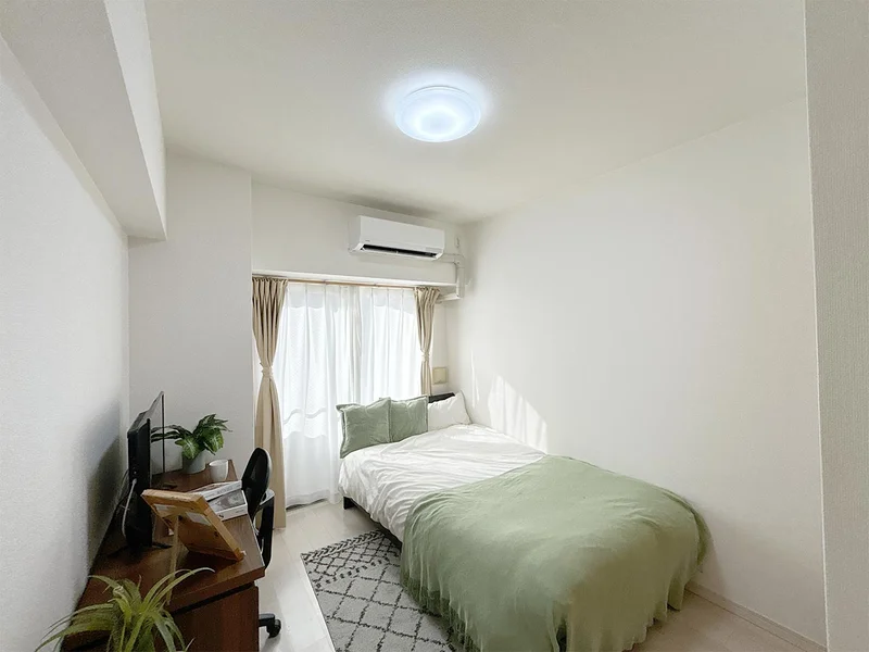 写真はお部屋のイメージです。ラグなどの室内装飾はございません。