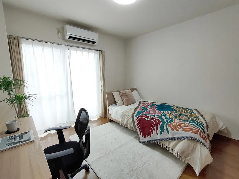 写真はお部屋のイメージです。ラグなどの室内装飾はございません。