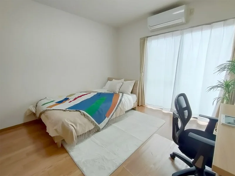 写真はお部屋のイメージです。ラグなどの室内装飾はございません。