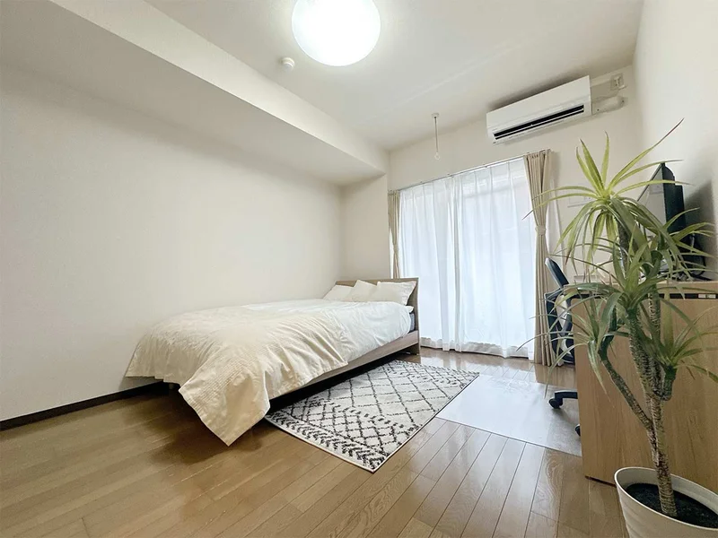 写真はお部屋のイメージです。ラグなどの室内装飾はございません。