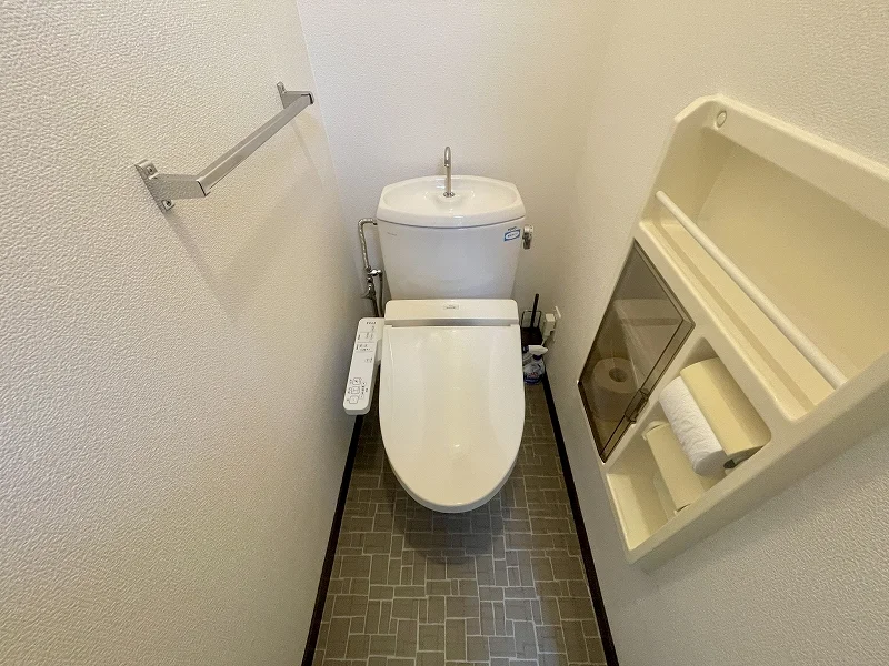 【トイレ画像】ウォシュレット付トイレです(*^^)v清掃道具もご用意しております☆彡四日市ウィークリーマンションでは標準設備です♪
