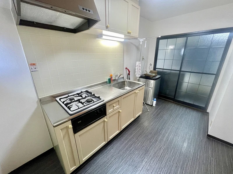 【キッチン画像】四日市ウィークリーマンション♪冷蔵庫、電子レンジ、炊飯器、ケトル、調理器具や食器類もご用意しております(^^♪