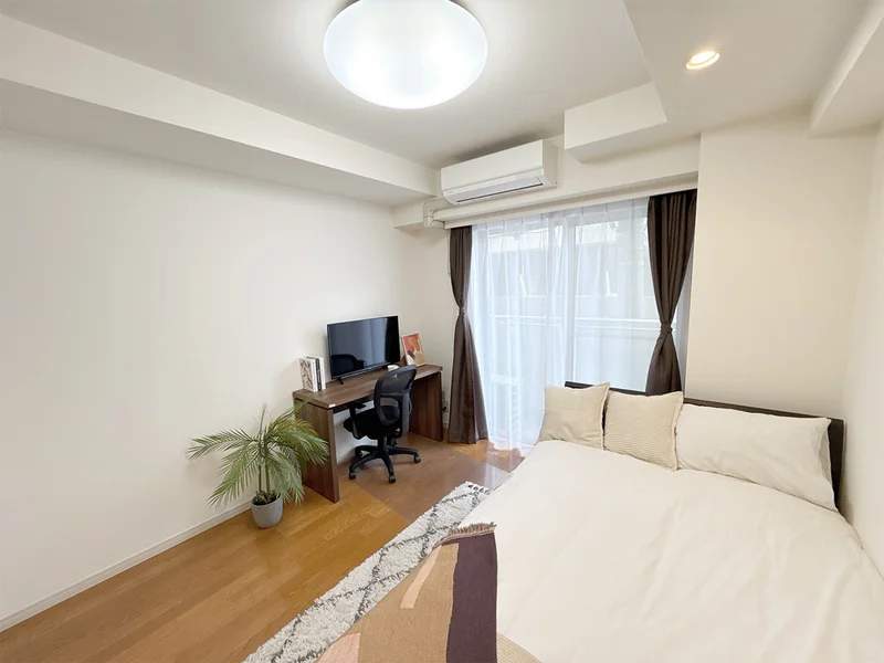 写真はお部屋のイメージです。ラグなどの室内装飾はございません。