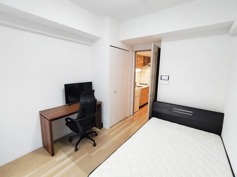 写真はお部屋のイメージです。ラグなどの室内装飾はございません。