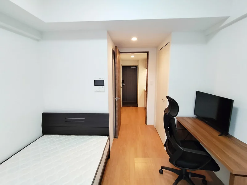 写真はお部屋のイメージです。ラグなどの室内装飾はございません。