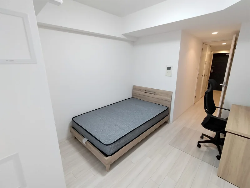 写真はお部屋のイメージです。ラグなどの室内装飾はございません。