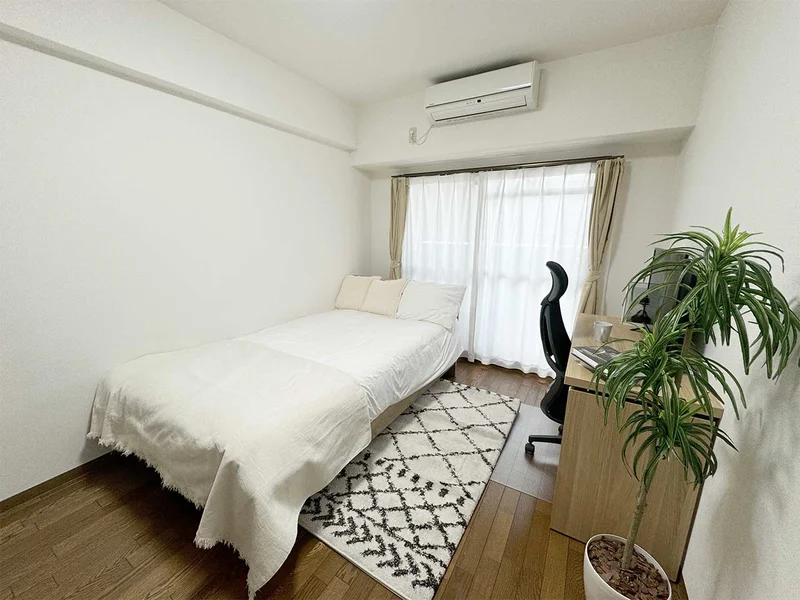 写真はお部屋のイメージです。ラグなどの室内装飾はございません。
