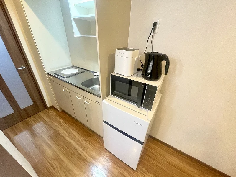 【冷蔵庫・電子レンジ】ホテルと違い長浜駅前(東口)ウィークリーマンションでは標準設備♪一人暮らしに適した冷蔵庫なので1週間以上の暮らしに最適★お客様の声から今の形になりました。