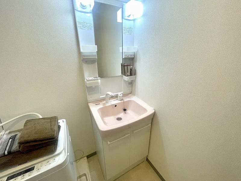 独立洗面台です♪洗濯機も室内に設置しており、長浜駅前(東口)ウィークリーマンションでは、洗濯用洗剤もご用意しており、ご入居後すぐにご利用が可能です(^^♪