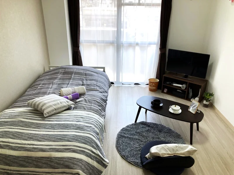 1Kのコンパクトなお部屋ながら　家具家電だけでなく備品もそろっております。　テレビを見ながらお部屋でゆったりと寛いでいただけます。　