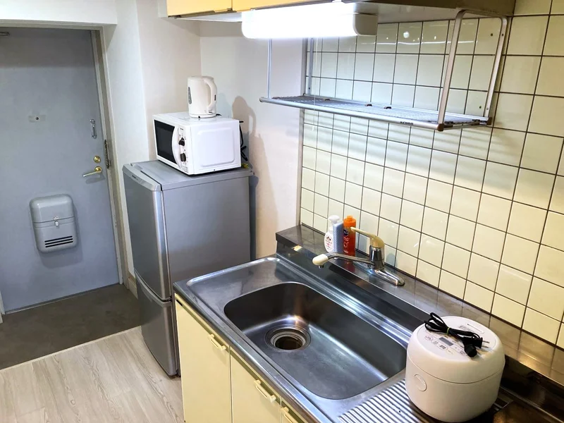 調理器具や食器類などすべて標準品！　健康面に考慮して自炊が可能です。　冷蔵庫や電子レンジ・電機ケトルなどもあり充実！