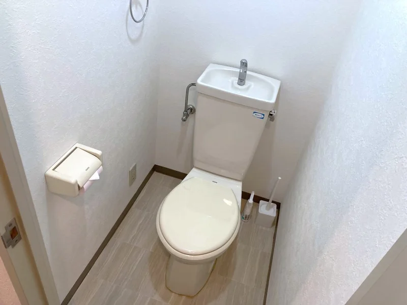 バストイレ別が嬉しい！トイレットペーパーはもちろんトイレブラシや洗剤などもご用意がございます。