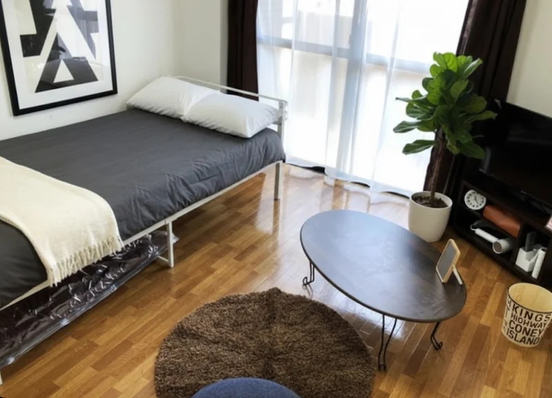 1Kのコンパクトなお部屋ながら　家具家電だけでなく備品もそろっております。　テレビを見ながらお部屋でゆったりと寛いでいただけます。　※植木と額は写真用です。