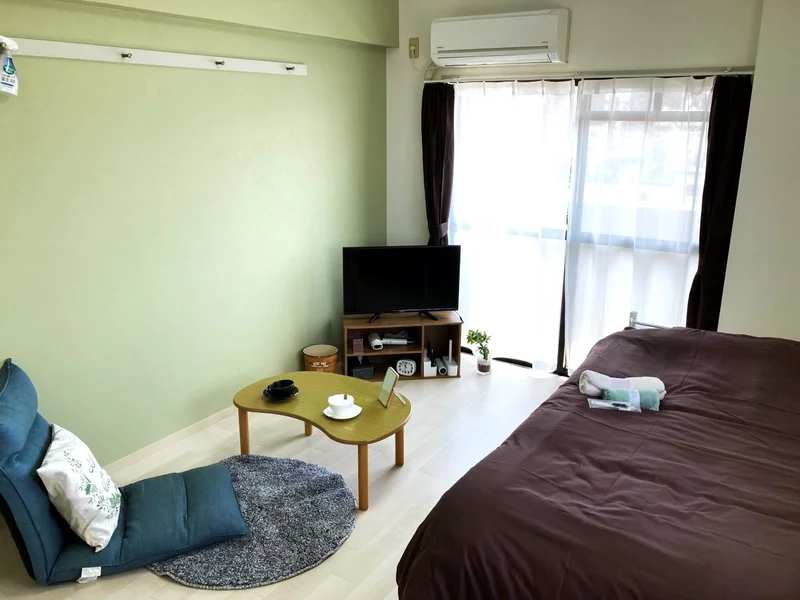 家具家電が豊富にあるマンスリーマンション！　座椅子付きで大きめのテレビあり！　仕事終わりにお部屋でリラックス♪