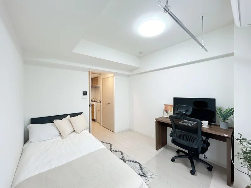 写真はお部屋のイメージです。ラグなどの室内装飾はございません。