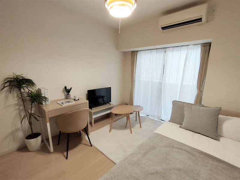 写真はお部屋のイメージです。ラグなどの室内装飾はございません。