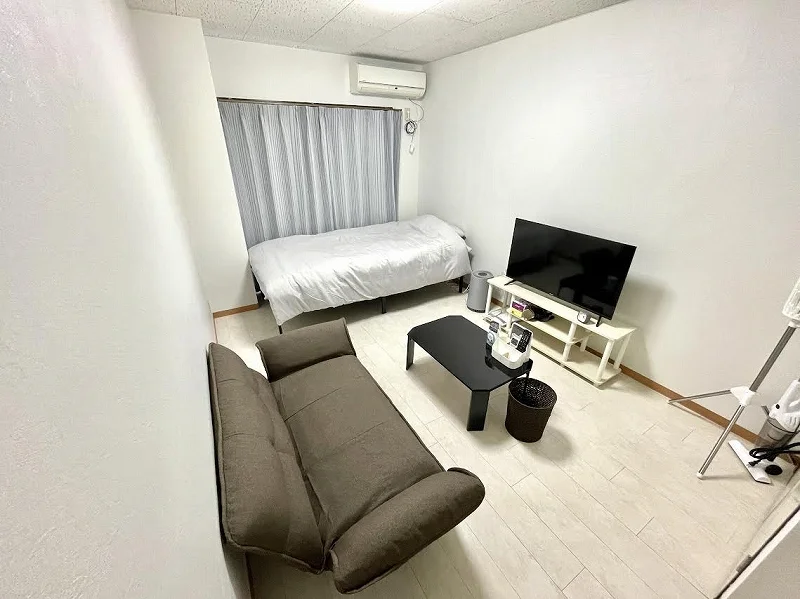 「荷物は一つだけ持ってきても、快適に生活できる」をモットーにした、伊勢駅前(北口前)のウィークリーマンションの室内画像です。また、長期滞在のお客様向けに、伊勢駅前(北口前)のマンスリーマンションプランもご用意しています。