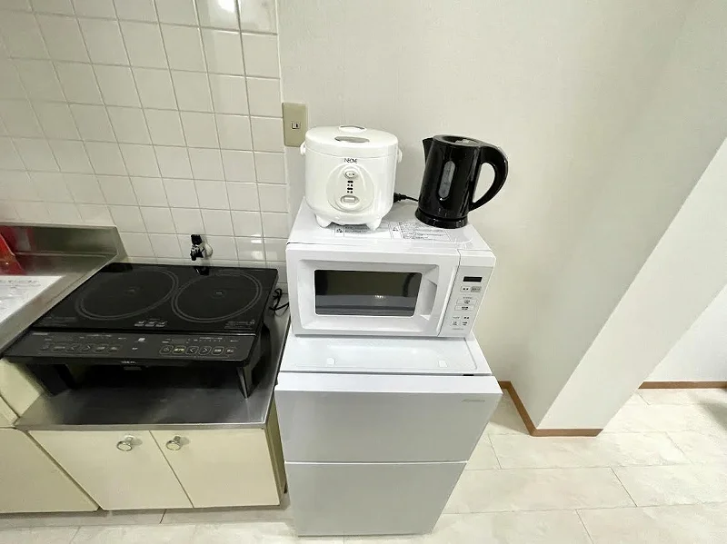 【冷蔵庫・電子レンジ】ホテルと違い伊勢駅前(北口前)ウィークリーマンションでは標準設備♪一人暮らしに適した冷蔵庫なので1週間以上の暮らしに最適★お客様の声から今の形になりました。