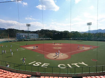 ダイムスタジアム伊勢(伊勢市営倉田山公園野球場)まで車で11分